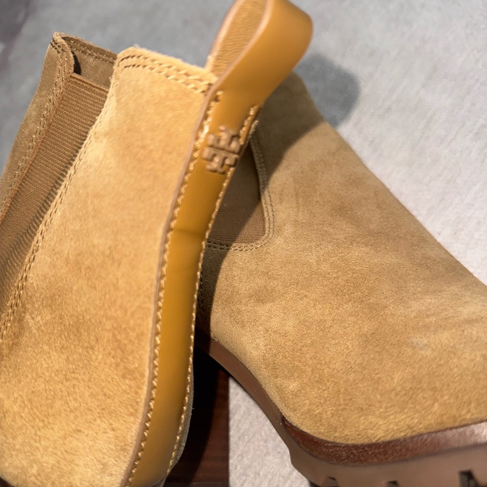 🧸Tory Burch Stafford Tan Suede Leather🧸 - Picture 3 of 9